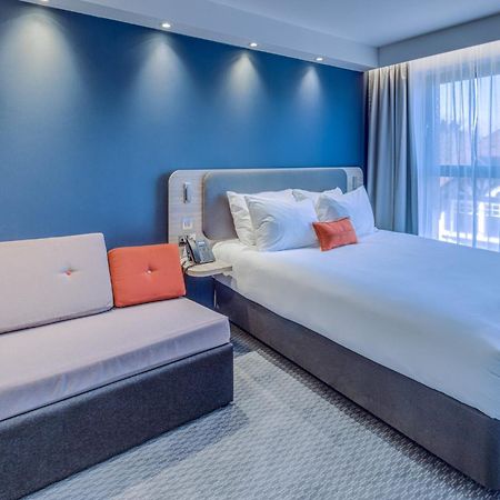 Holiday Inn Express - Fleet By Ihg Экстерьер фото