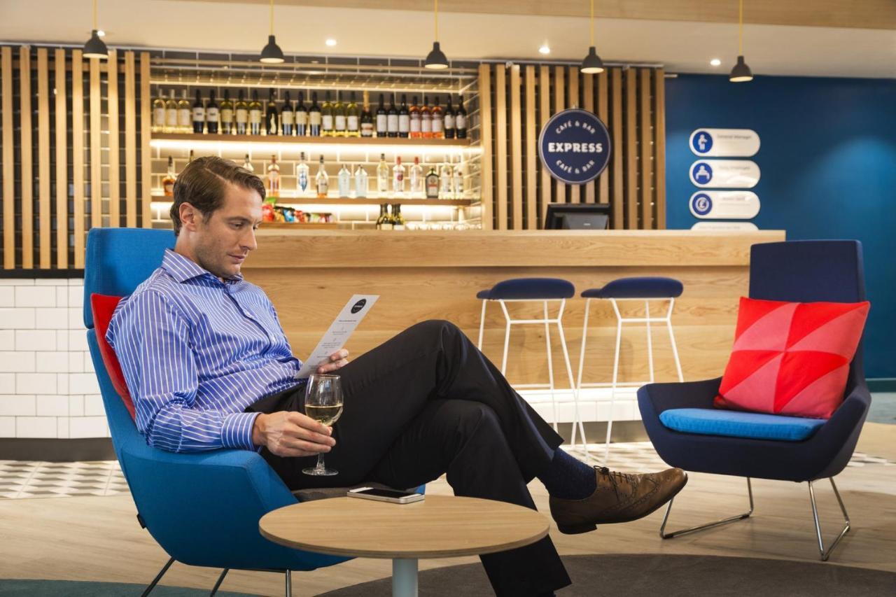 Holiday Inn Express - Fleet By Ihg Экстерьер фото