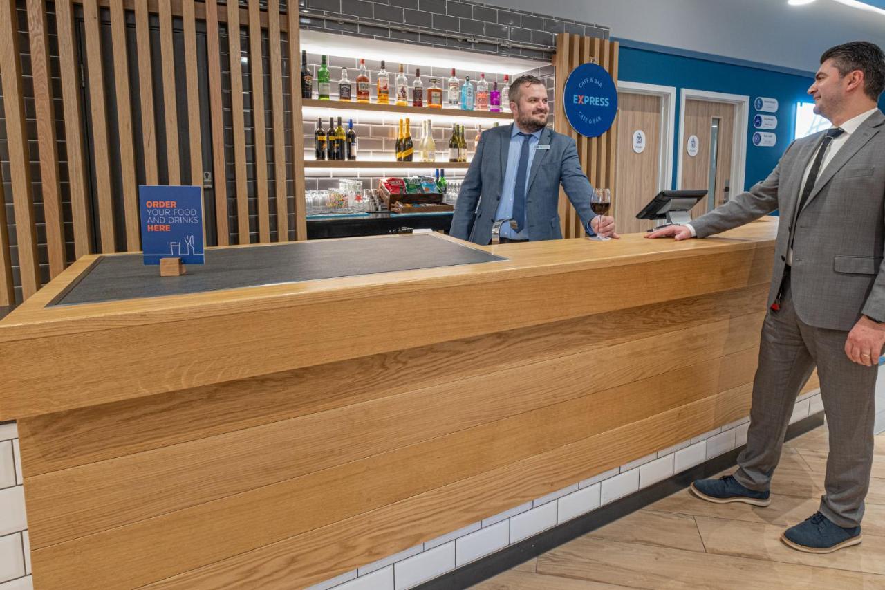 Holiday Inn Express - Fleet By Ihg Экстерьер фото