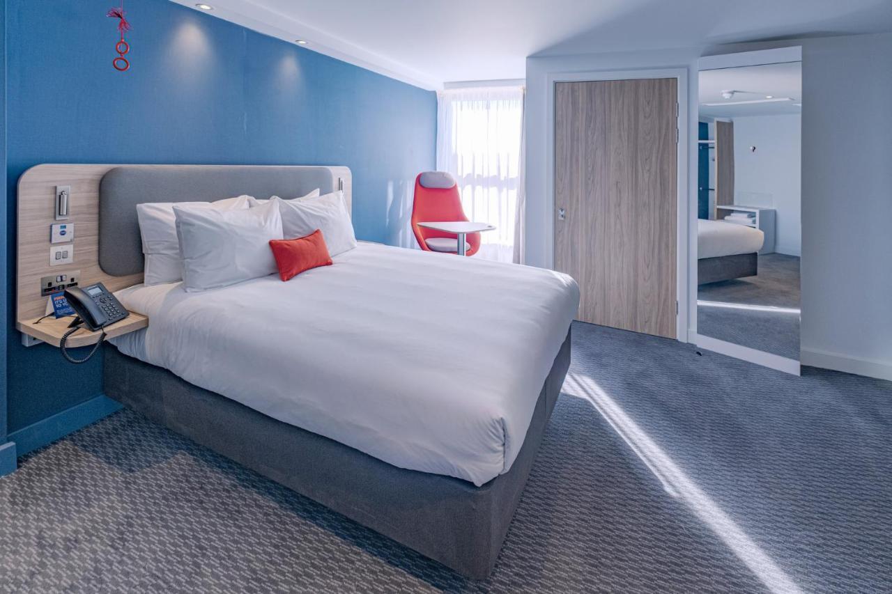 Holiday Inn Express - Fleet By Ihg Экстерьер фото