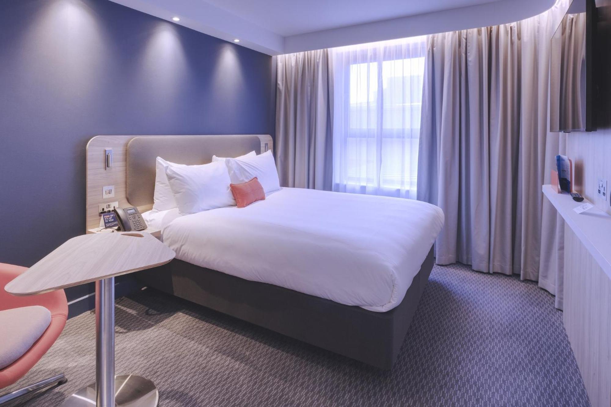 Holiday Inn Express - Fleet By Ihg Экстерьер фото