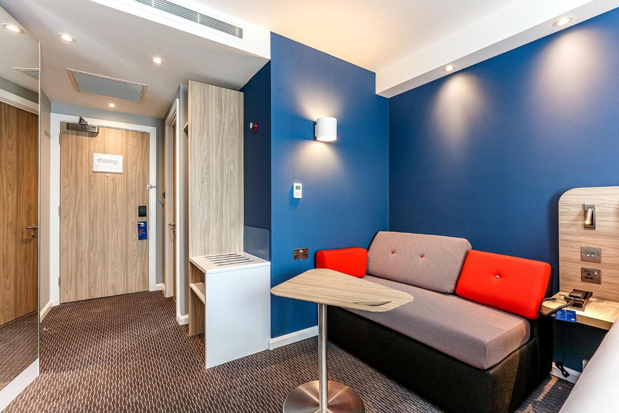 Holiday Inn Express - Fleet By Ihg Экстерьер фото